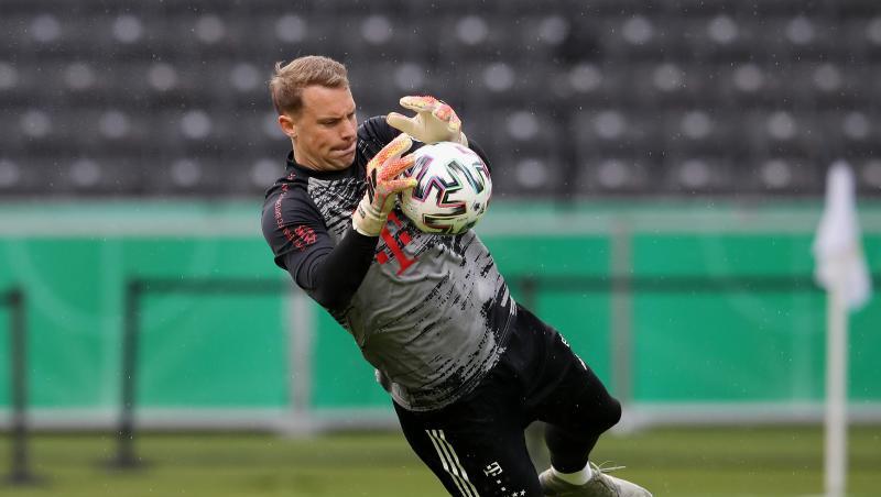 Bayerns Torhüter Manuel Neuer fängt einen Ball. Foto: Alexander Hassenstein/Getty Images Europe/Pool/dpa/Archivbild Bayerns Torhüter Manuel Neuer fängt einen Ball. Foto: Alexander Hassenstein/Getty Images Europe/Pool/dpa/Archivbild