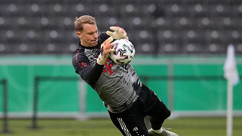 Bayerns Torhüter Manuel Neuer fängt einen Ball. Foto: Alexander Hassenstein/Getty Images Europe/Pool/dpa/Archivbild