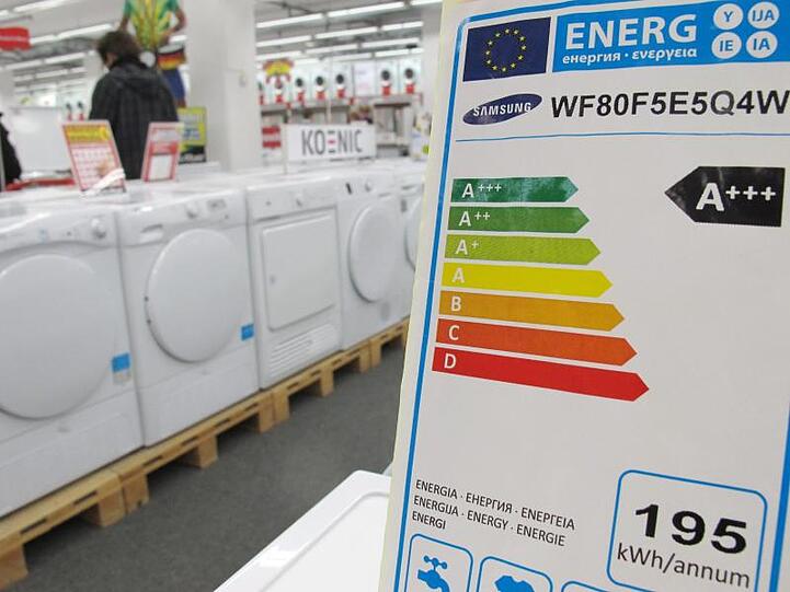 Ein Hinweisschild weist die Energieeffizienzklasse von Waschmaschinen aus.