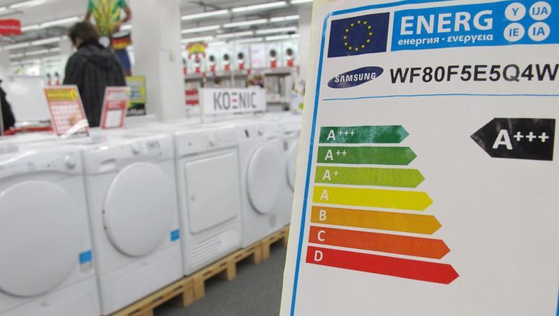 Ein Hinweisschild weist die Energieeffizienzklasse von Waschmaschinen aus. Ein Hinweisschild weist die Energieeffizienzklasse von Waschmaschinen aus.