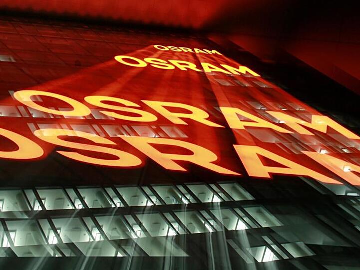 Die Nachtaufnahme mit Zoomeffekt zeigt die Zentrale der Firma Osram. Foto: Rene Ruprecht/Archiv