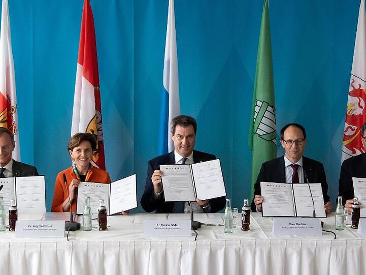 Markus Söder (CSU) (4. v. l.) und die anderen Vertreterinnen und Vertreter der Alpen-Anrainerländer. Foto: Sven Hoppe