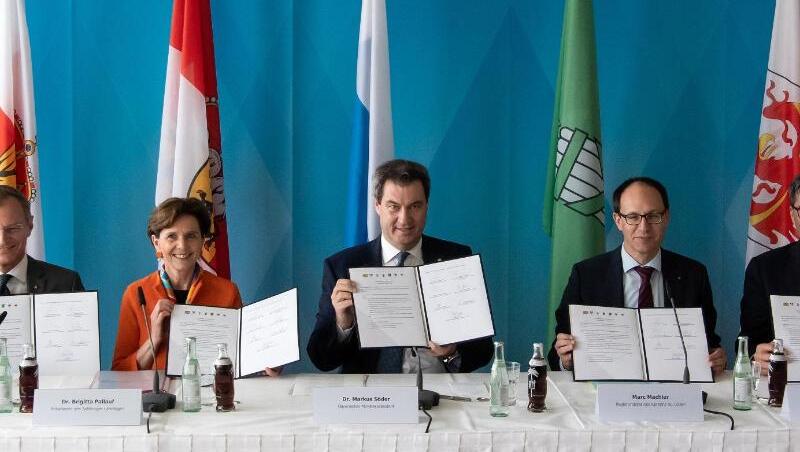 Markus Söder (CSU) (4. v. l.) und die anderen Vertreterinnen und Vertreter der Alpen-Anrainerländer. Foto: Sven Hoppe Markus Söder (CSU) (4. v. l.) und die anderen Vertreterinnen und Vertreter der Alpen-Anrainerländer. Foto: Sven Hoppe