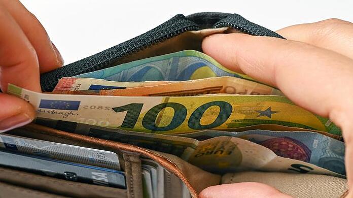 Unter einem Vorwand sicherte sich ein Betrüger je einen kleinen Betrag aus den Geldbörsen der Jugendlichen. (Symbolbild)