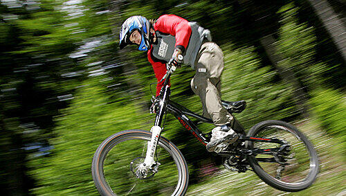 Ein Mountainbiker kam vom Weg ab und stürzte in den Tod. Ein Mountainbiker kam vom Weg ab und stürzte in den Tod.
