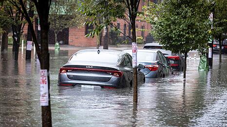 Autos stehen auf einer überfluteten Straße in New York.