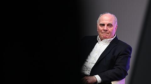 Der Ehrenpräsident des FC Bayern Uli Hoeneß verfolgt die Eröffnung einer Sonderausstellung.