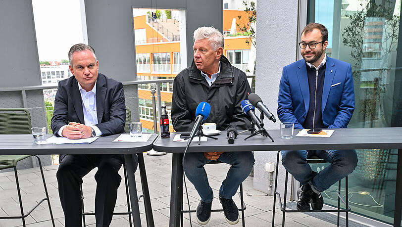 Oberbürgermeister Dieter Reiter (mitte) und SPD-Parteichef Christian Köning (rechts) haben im Werksviertel ihren neuen Kandidaten für das Wirtschaftsreferat präsentiert: den Ingolstädter OB Christian Scharpf (links). Oberbürgermeister Dieter Reiter (mitte) und SPD-Parteichef Christian Köning (rechts) haben im Werksviertel ihren neuen Kandidaten für das Wirtschaftsreferat präsentiert: den Ingolstädter OB Christian Scharpf (links).