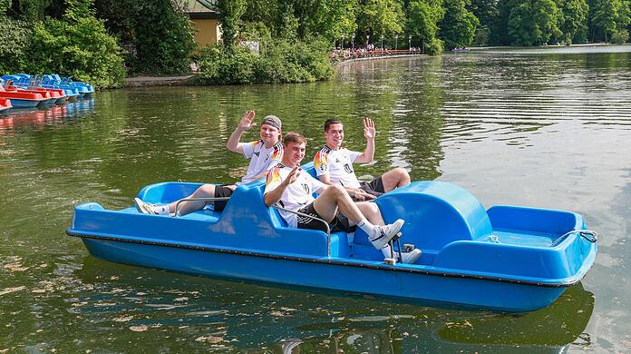 Ja klar, Tretbootfahren mit Urlaubsgefühl kann man auch mitten in München: am Kleinhesseloher See im Englischen Garten. Wie hier gerade Till (23) Lenny (20) und Niki (21).