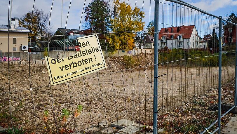 An der Ecke Waldfriedhofstraße und Fürstenrieder Straße klafft schräg gegenüber vom Waldfriedhof eine Baugrube. Seit Jahren schon passiert hier nichts. Das soll sich Mitte 2026 ändern. Der BA-Chef informiert bereits über den groben Plan.