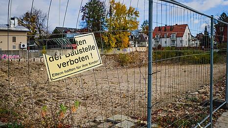 An der Ecke Waldfriedhofstraße und Fürstenrieder Straße klafft schräg gegenüber vom Waldfriedhof eine Baugrube. Seit Jahren schon passiert hier nichts. Das soll sich Mitte 2026 ändern. Der BA-Chef informiert bereits über den groben Plan.