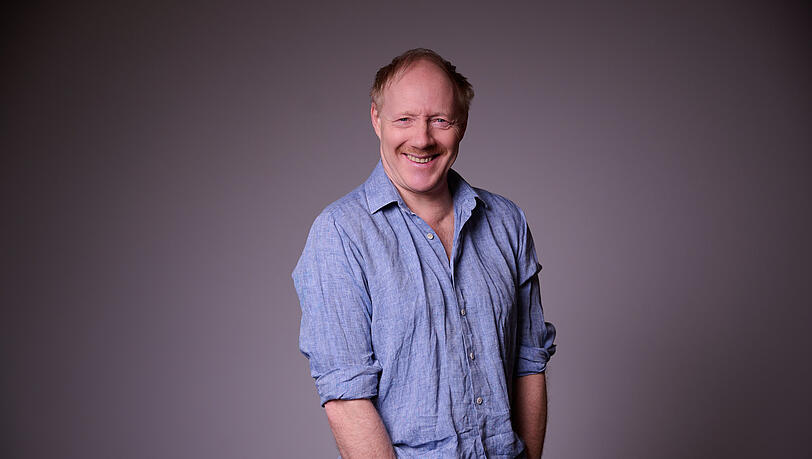 Simon Schwarz ist einer der bekanntesten Schauspieler &Ouml;sterreichs, Kabarettist und seit neuestem auch Autor seines ersten Buches - im Interview mit der AZ steht der 55-J&auml;hrige Rede und Antwort.