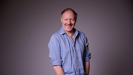 Simon Schwarz ist einer der bekanntesten Schauspieler &Ouml;sterreichs, Kabarettist und seit neuestem auch Autor seines ersten Buches - im Interview mit der AZ steht der 55-J&auml;hrige Rede und Antwort.