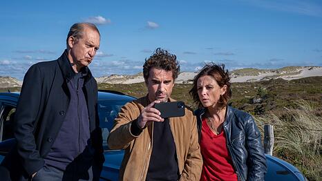Carl Sievers (Peter Heinrich Brix, links), Hinnerk Feldmann (Oliver Wnuk) und Ina Behrendsen (Julia Brendler) m&uuml;ssen den Mord an einem jungen Fischer aufkl&auml;ren.