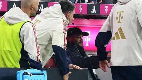 Vincent Kompany (M) konnte gegen Leipzig nur auf der Bank sitzen statt an der Seitenlinie stehen. (Archivbild)