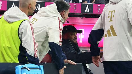 Vincent Kompany (M) konnte gegen Leipzig nur auf der Bank sitzen statt an der Seitenlinie stehen. (Archivbild)