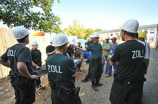 Einsatzleiter Rudolf Reinhardt (Mitte) und ein Teil seiner Mannschaft bei der Baustellen-Razzia in Berg am Laim.