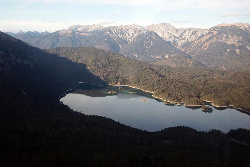 Herbstlicher Blick auf den Eibsee - am 1. Dezember!