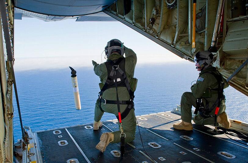 Die Royal Australian Air Force sucht nach Überlebenden im Indischen Ozean, falls die Wrackteile wirklich von der verschollenen Boeing 777-200 stammen.
