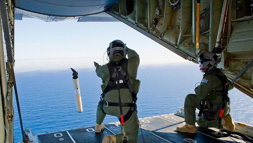 Die Royal Australian Air Force sucht nach Überlebenden im Indischen Ozean, falls die Wrackteile wirklich von der verschollenen Boeing 777-200 stammen. Die Royal Australian Air Force sucht nach Überlebenden im Indischen Ozean, falls die Wrackteile wirklich von der verschollenen Boeing 777-200 stammen.