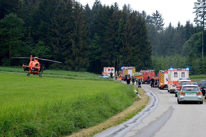 Drei Jugendliche kommen am Sonntagabend mit ihrem BMW in einem Waldstück von der Straße ab und überschlagen sich. Die Bilder vom Unfallort.