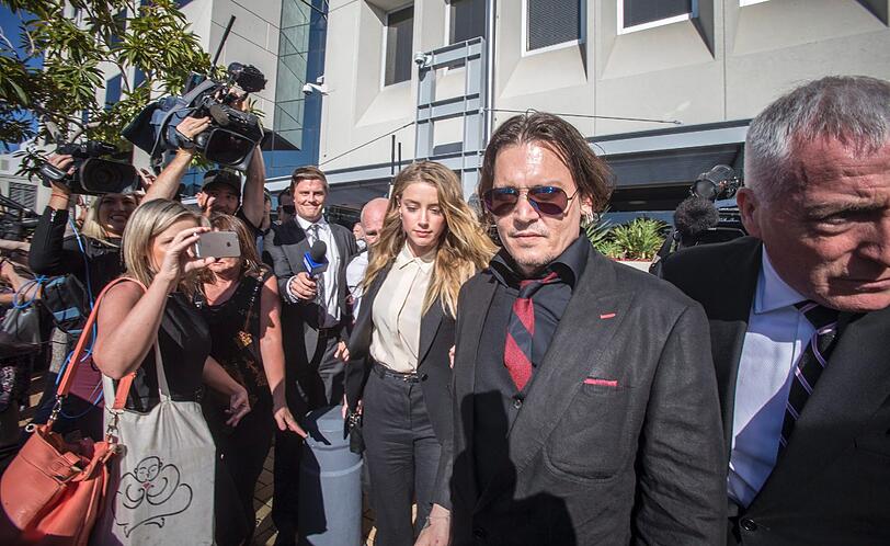 Amber Heard und ihr Mann Johnny Depp verlassen das Gerichtsgebäude im australischen Southport.