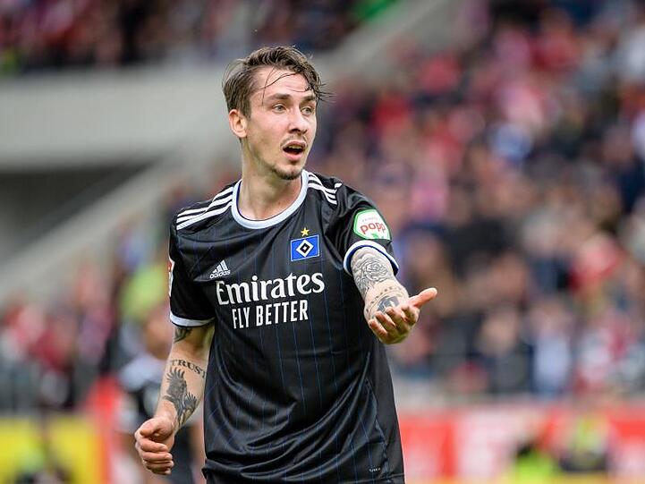 HSV-Profi Adrian Fein ärgert sich nach einer vergebenen Torchance.