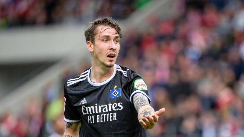 HSV-Profi Adrian Fein ärgert sich nach einer vergebenen Torchance.