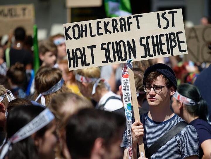 Ein junger Teilnehmer während der Klimademonstration "Fridays for Future" mit einem klaren Statement auf seinem Plakat.