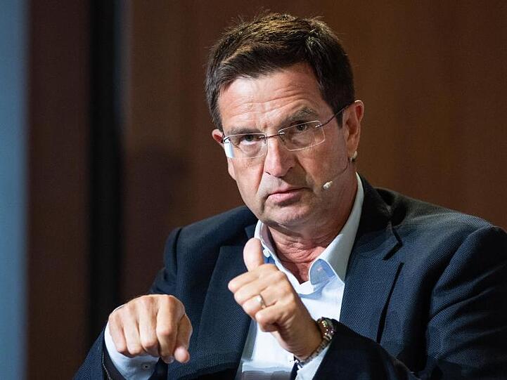 Manfred Schoch spricht bei einer Podiumsdiskussion. Foto: Christophe Gateau/dpa/Archivbild
