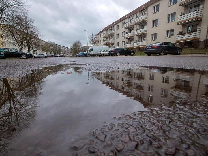 Bei einem Polizeieinsatz in Boizenburg an der Elbe ist ein Polizist angeschossen worden. Der Schützee steht im Verdacht, vorher einen Nachbarn getötet zu haben.