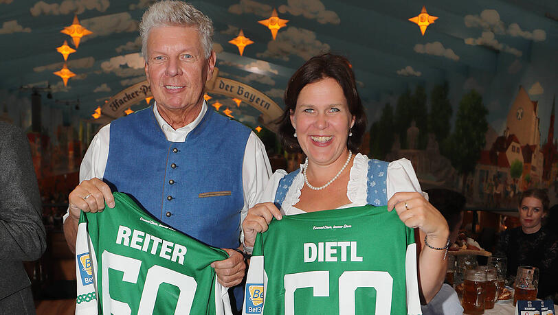Ein Foto aus dem Jahr 2022 im Hacker Festzelt:  Oberbürgermeister Dieter Reiter (SPD) mit Verena Dietl (SPD), Dritte Bürgermeisterin Münchens mit je einem 1860-Trikot. (Archivbild)
