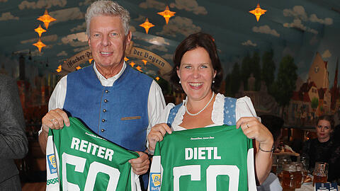Ein Foto aus dem Jahr 2022 im Hacker Festzelt:  Oberbürgermeister Dieter Reiter (SPD) mit Verena Dietl (SPD), Dritte Bürgermeisterin Münchens mit je einem 1860-Trikot. (Archivbild)
