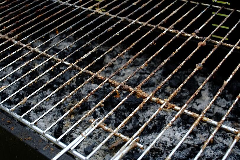 Sie können natürlich auch harte chemische Mittel wie Grillreiniger oder Backofenspray verwenden, um den Verschmutzungen den Garaus zu machen. Allerdings sollten Sie diese nicht zu häufig anwenden - allein schon der Umwelt zuliebe ... Sie können natürlich auch harte chemische Mittel wie Grillreiniger oder Backofenspray verwenden, um den Verschmutzungen den Garaus zu machen. Allerdings sollten Sie diese nicht zu häufig anwenden - allein schon der Umwelt zuliebe ...