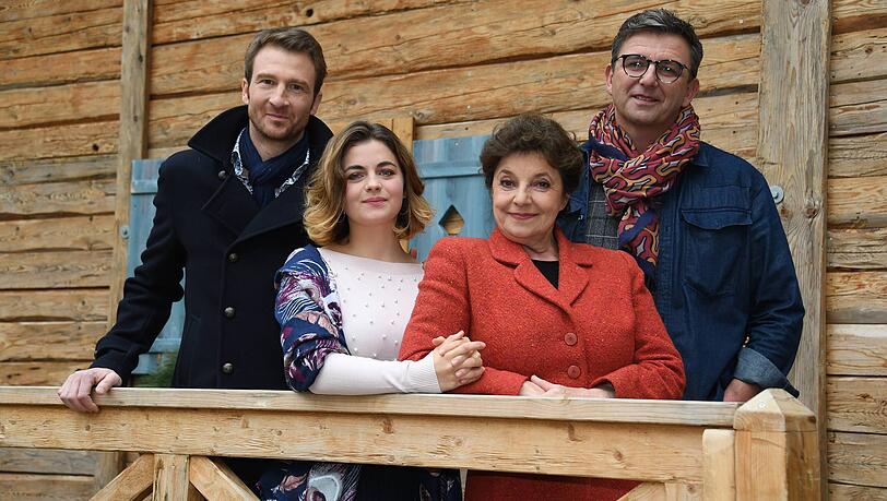 Heiko Ruprecht, Ronja Forcher, Monika Baumgartner und Hans Sigl sind seit vielen Jahren beim "Bergdoktor" dabei. Beim Bergfest in Tirol war ein großer Teil des Casts vor Ort. Heiko Ruprecht, Ronja Forcher, Monika Baumgartner und Hans Sigl sind seit vielen Jahren beim "Bergdoktor" dabei. Beim Bergfest in Tirol war ein großer Teil des Casts vor Ort.