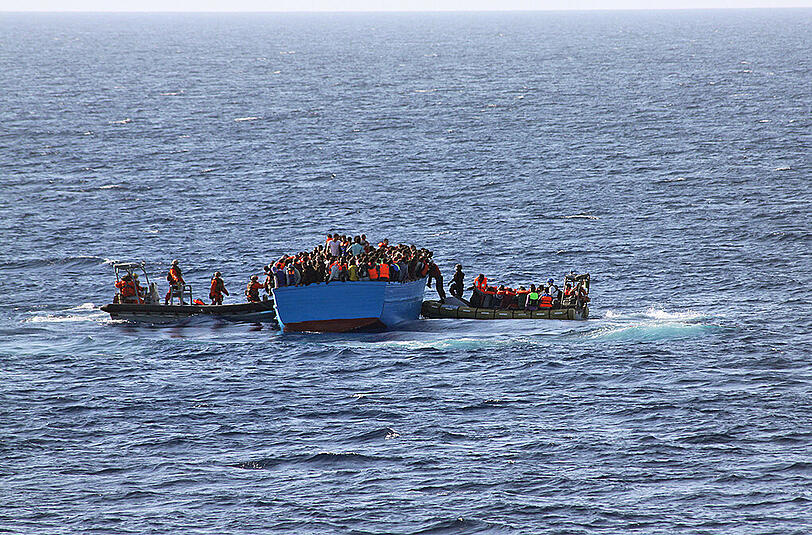 Immer wieder sterben Menschen bei dem Versuch das Mittelmeer zu überqueren (Archivbild).