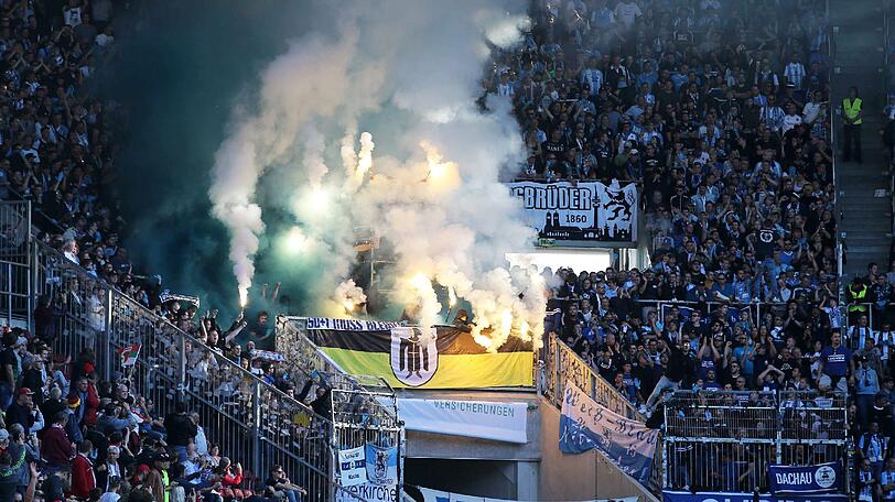Unverbesserlich: Chaoten, wohl aus der Ultraszene des TSV 1860, sorgen beim Derby beim FC Augsburg für einen Pyro-Eklat.