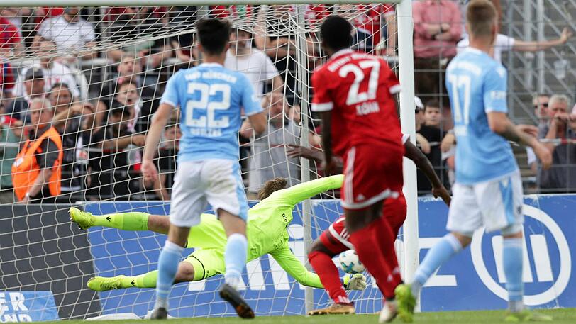 Derrick Köhn vom FC Bayern II trifft gegen den TSV 1860.