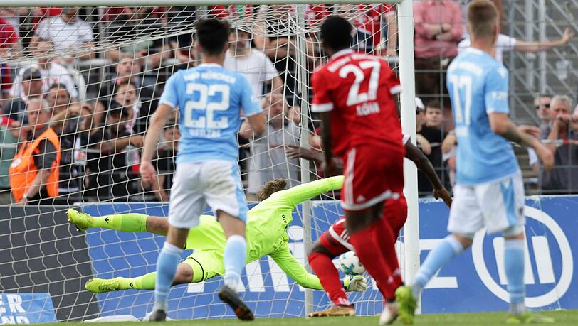 Derrick Köhn vom FC Bayern II trifft gegen den TSV 1860. Derrick Köhn vom FC Bayern II trifft gegen den TSV 1860.