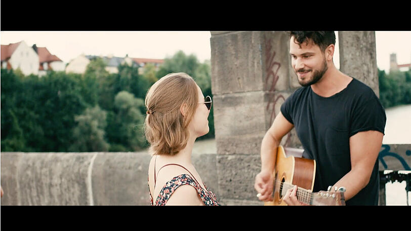 Er singt für seine Vivi: Robert Redweik im Musikvideo zur neuen Single "Um die Sonne".