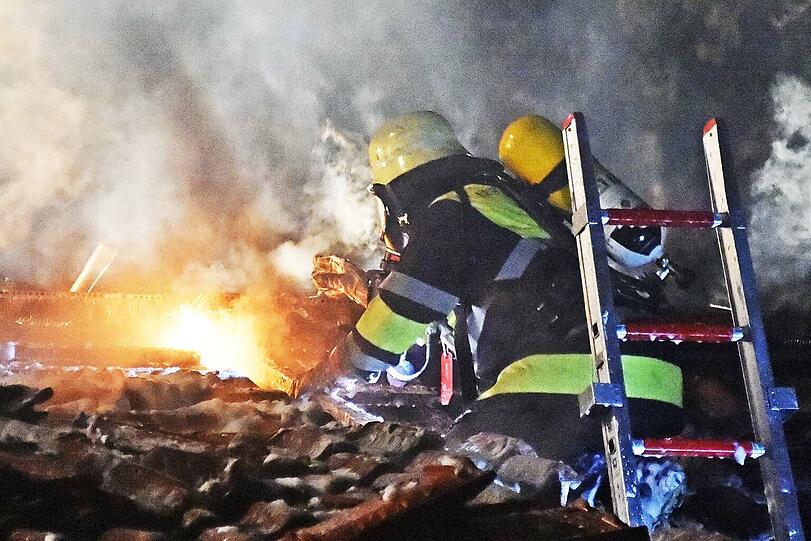 Der Holzschuppen stand komplett in Flammen. Die Bilder vom Einsatz!