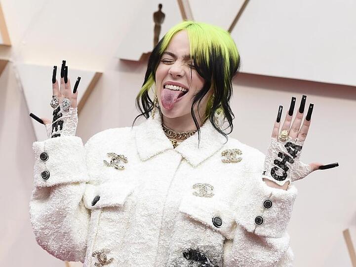 Billie Eilish im Oversized-Anzug von Chanel.