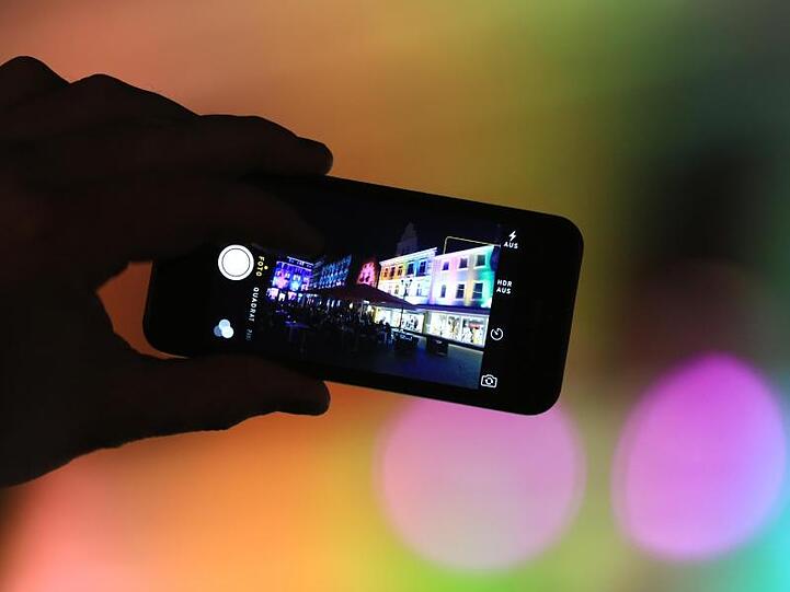 Viele Menschen verdienen ihr Geld mit Micro-Jobs im Internet. Sie testen Apps, fotografieren Supermarktregale oder machen, was Firmen sonst nicht mehr selbst machen wollen.