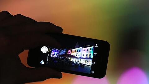 Viele Menschen verdienen ihr Geld mit Micro-Jobs im Internet. Sie testen Apps, fotografieren Supermarktregale oder machen, was Firmen sonst nicht mehr selbst machen wollen.