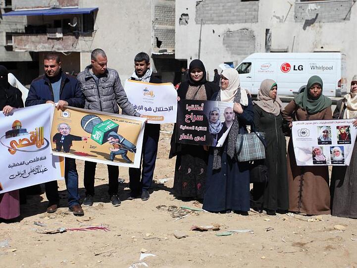 Palästinensische Journalisten vor den Trümmern des Gebäudes des TV-Senders Al-Aksa. das bei israelischen Luftangriffen getroffen wurde.