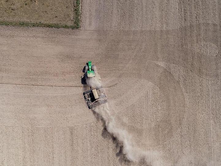 Ein Landwirt drillt Rapssaat in den trocken Boden auf einem Feld. Die Hilfe geht an Landwirte, deren Existenz wegen der Ernteausfälle nach dem Dürresommer gefährdet ist.
