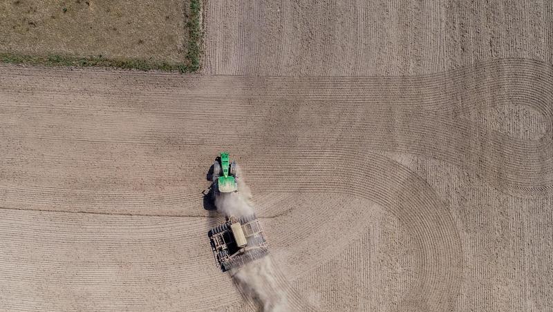 Ein Landwirt drillt Rapssaat in den trocken Boden auf einem Feld. Die Hilfe geht an Landwirte, deren Existenz wegen der Ernteausfälle nach dem Dürresommer gefährdet ist. Ein Landwirt drillt Rapssaat in den trocken Boden auf einem Feld. Die Hilfe geht an Landwirte, deren Existenz wegen der Ernteausfälle nach dem Dürresommer gefährdet ist.