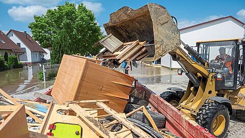 Im Bauhof Offingen wird Anfang Juni mit einem Radlader der durch Hochwasser entstandene Sperrmüll in einen Container gekippt.