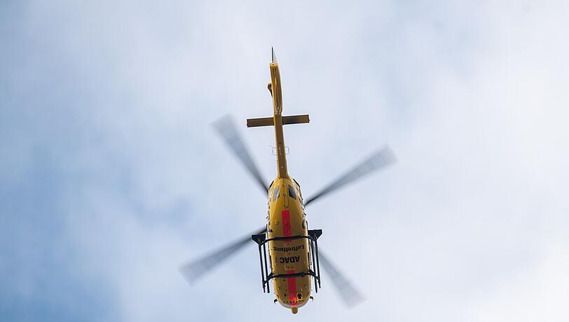 Der Motorradfahrer wurde schwer verletzt mit einem Hubschrauber in ein Krankenhaus gebracht. (Symbolbild)