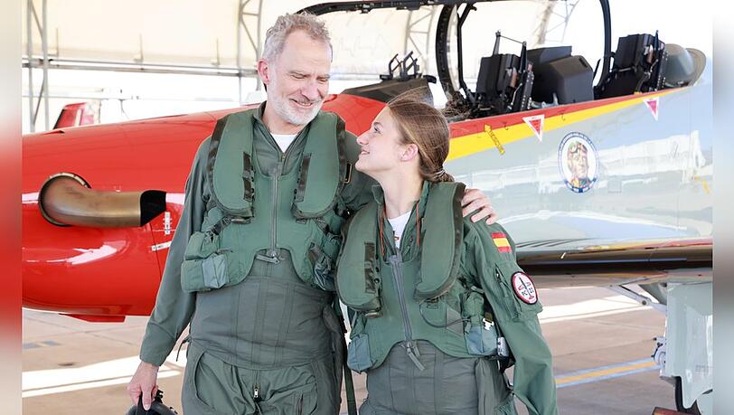 Stolzer Moment: König Felipe und Tochter Leonor nach einem gemeinsamen Formationsflug. Stolzer Moment: König Felipe und Tochter Leonor nach einem gemeinsamen Formationsflug.